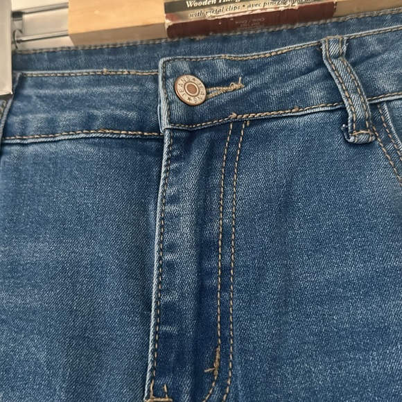 Cropped blue jeans from Amazon. Brand new never been worn size 12. - Picture 3 of 5